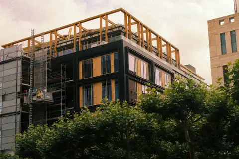 Mehrgeschossiges Haus mit eingerüsteter Aufstockung aus Holz