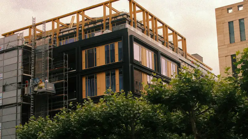 Mehrgeschossiges Haus mit eingerüsteter Aufstockung aus Holz