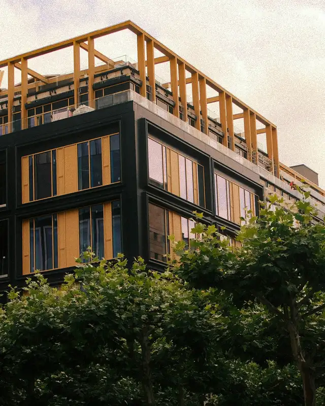 Mehrgeschossiges Haus mit eingerüsteter Aufstockung aus Holz
