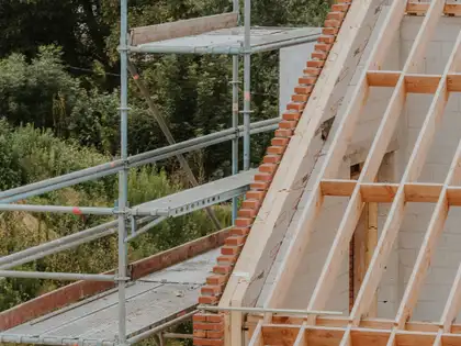 Klinkergiebel mit neuem Dachstuhl und Gerüst, von der Straße aus
