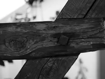Alte Holzverbindung mit Holznagel, Zapfen und Versatz