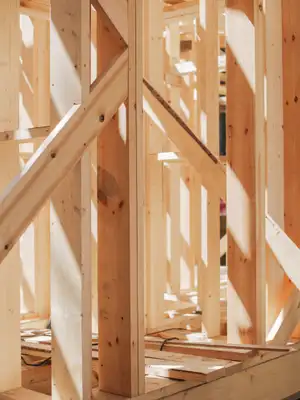Ständer und Streben eines Holzrahmens, von innen gesehen